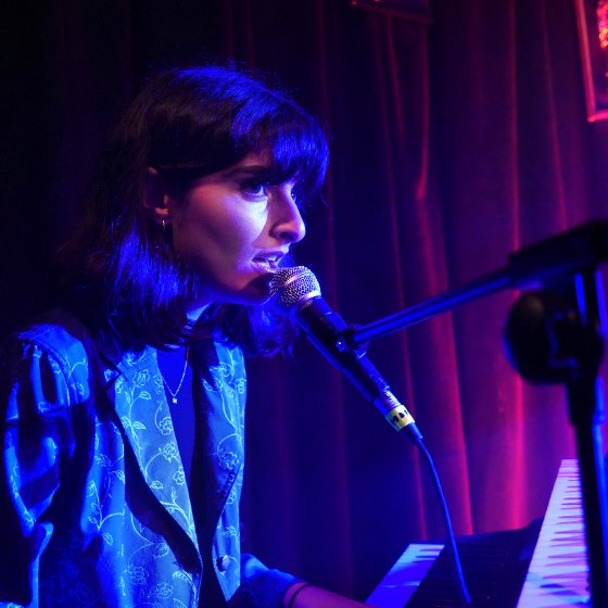 Matilde singing live