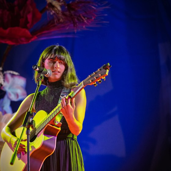 Matilde performing